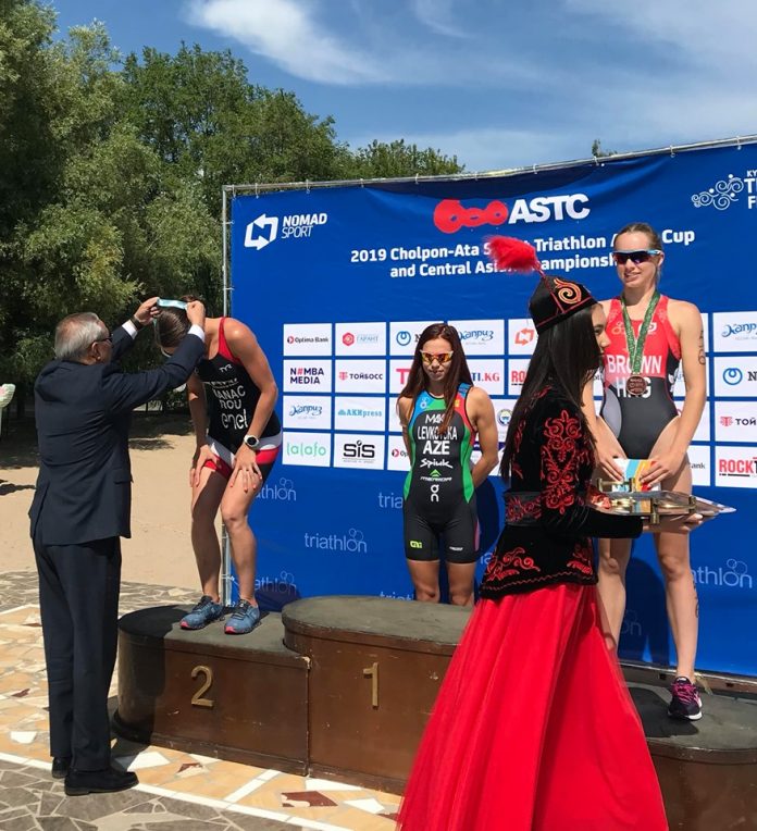 Antoanela Manac e penalizata pentru un gel dar e pe locul 2 la Asia Triatlon