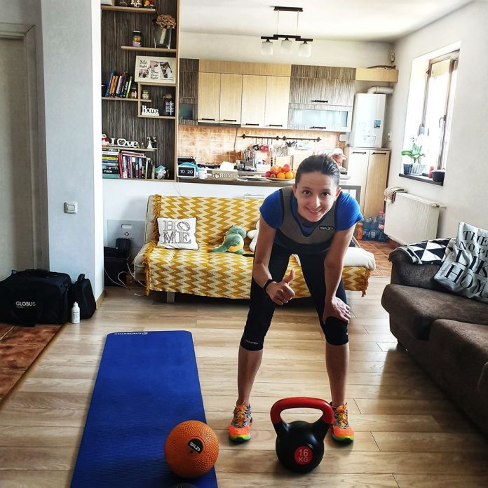 Ana Popescu nu dezarmeaza. Campioana la scrima se antreneaza in casa