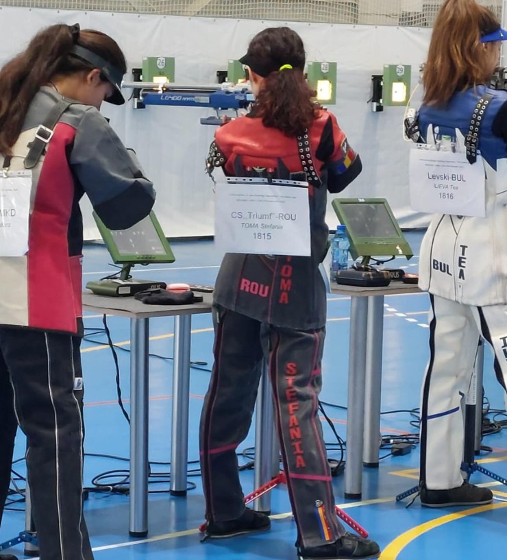 Ștefania Toma evoluează la Tir Sportiv. Este antrenată de Ștefan Olteanu.