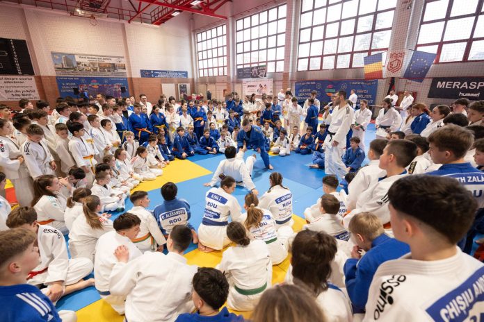 Stagiu Național de pregătire la Judo la Satu Mare. Alături de Attila Pelcz a fost campioana Andreea Chițu. Au participat peste 500 de judoka