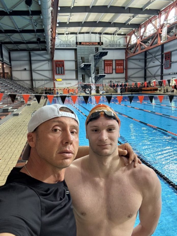 Patrick Dinu câștigă la 100 metri liber în bazin scurt cu un record stabilit la Boston. Răzvan Florea este mulțumit.