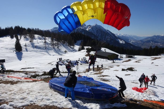 Mihnea Riteș este premiat în Austria la 19th FAI World Parachute-Ski Championships, St. Johann.