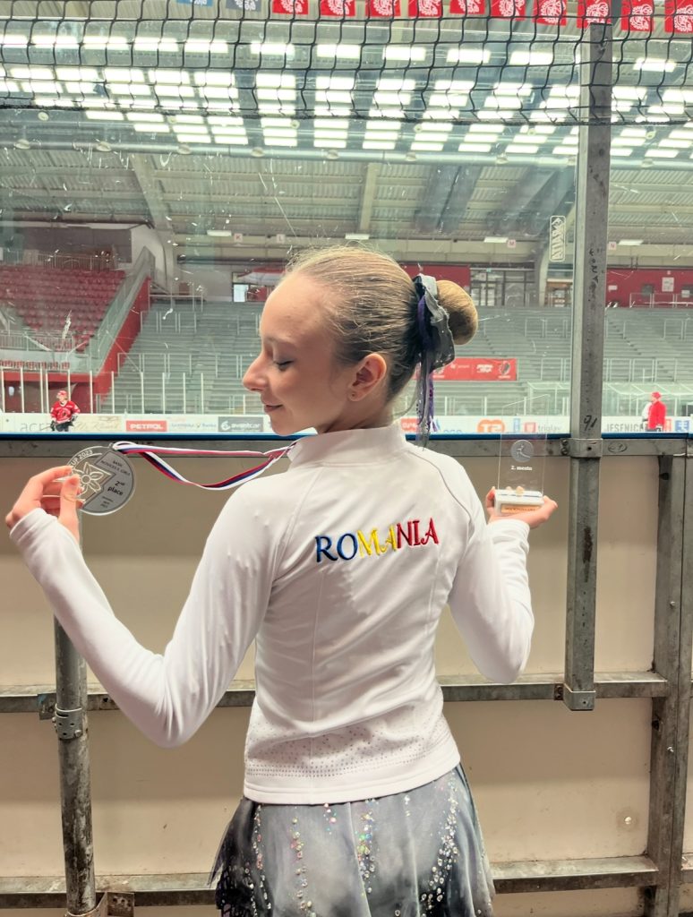 Andreea Cristiana Maria Lazăr patinează și câștigă. Totul a început la vârsta de 7 ani. A fost descoperită de antrenoarea Monalisa Natalia Prodea. 