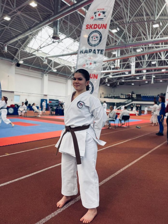 Maria Dabu câștigă la Karate SKDUN. Fratele ei, Vlad este și el medaliat.